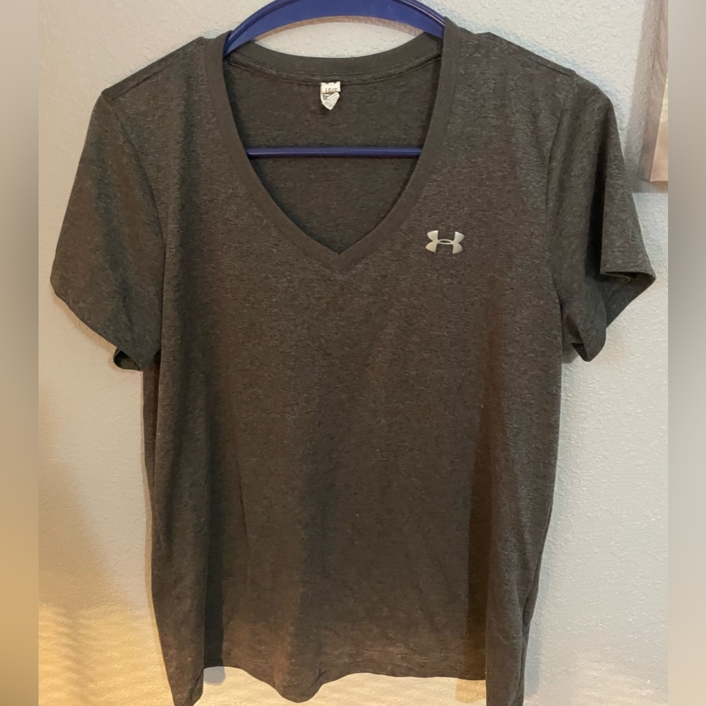 Under Armour V-Neck T-Shirt – Size M | HeatGear | Dark Gray Activewear